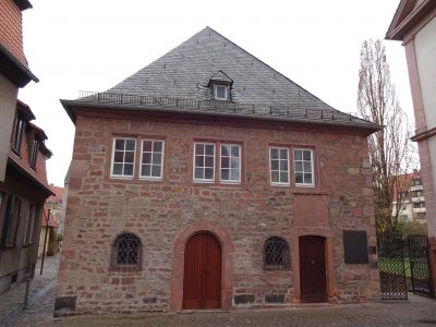 Synagogan. Ingång genom grinden till höger.